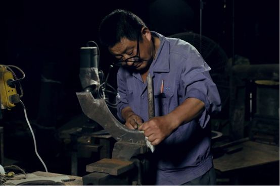 滕州,拥有三十余年经验的铸锅师傅正在打磨工具