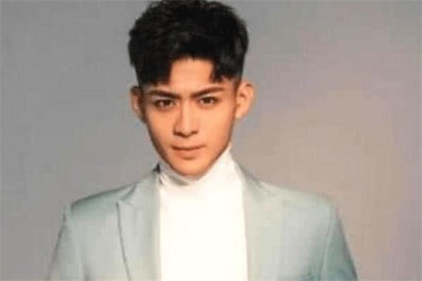 全家都是演员，爸爸是影帝，儿子是童星，妈妈和女儿颜值超高