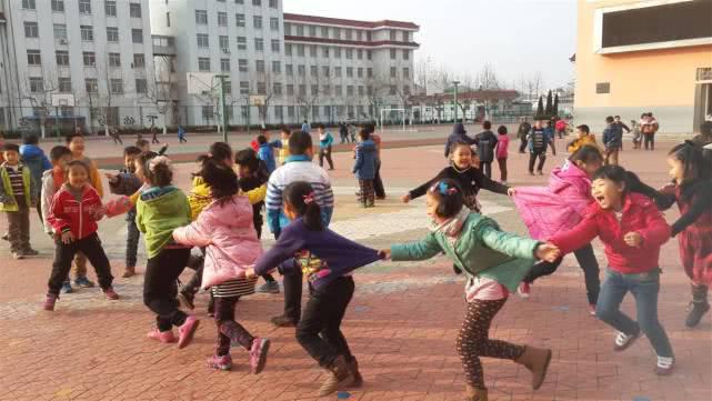 同是课间十分钟:小学生嬉戏,中学生爱抽烟,大学生卧倒