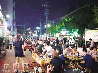 南阳城区红庙路四小东边，夜市摊点占了人行道