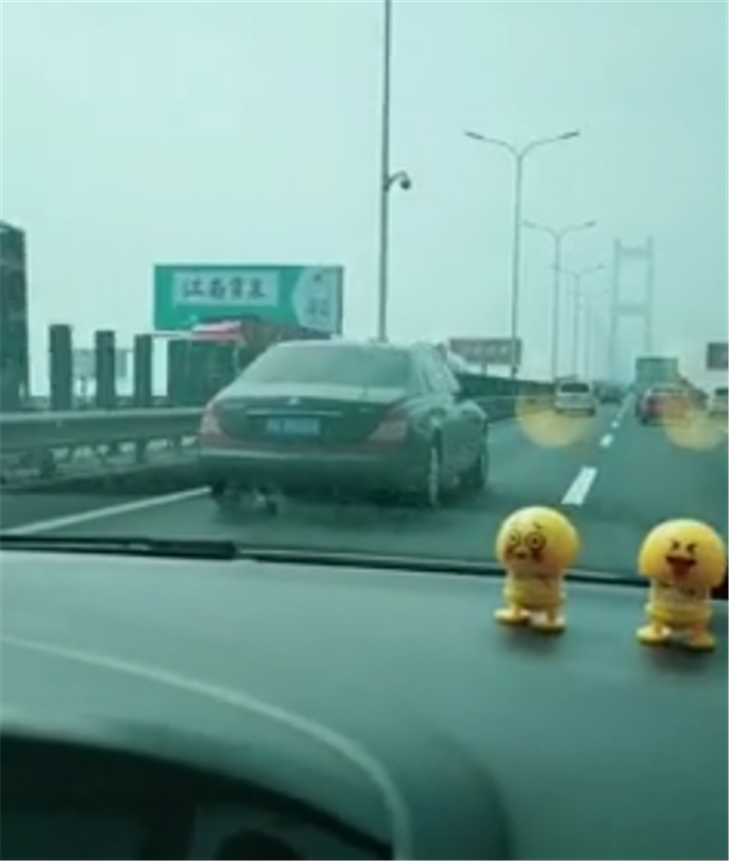 迈巴赫62S现高速,车价1030万,挂5个8车牌,牌能在北上广买房
