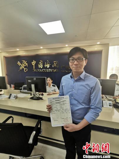 企业办理首票二手车出口报关手续 莫瀚峰 摄
