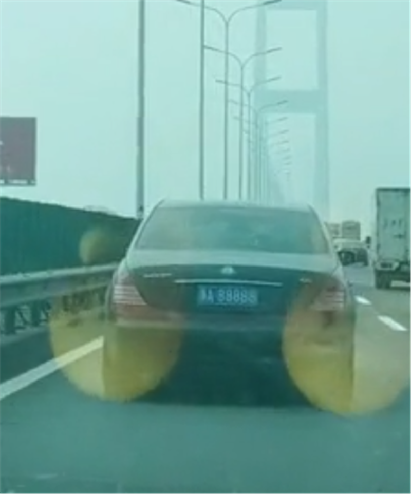 迈巴赫62S现高速,车价1030万,挂5个8车牌,牌能在北上广买房