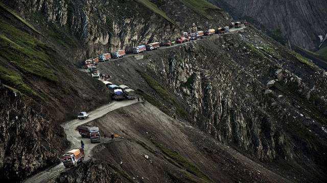 亚洲夺命公路:建立在海拔3500米的悬崖上,每年在此丧命的人很多