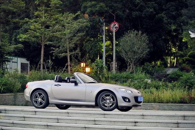 10万买台9年车龄的马自达MX-5贵不贵,为何二手车行情水涨船高?