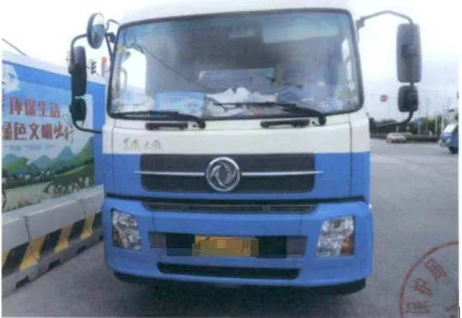 郑某某驾驶的干垃圾收集车。