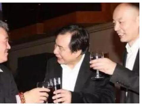 京A尾号1的车主什么来历？你可能不信，国内一线巨星都礼让三分