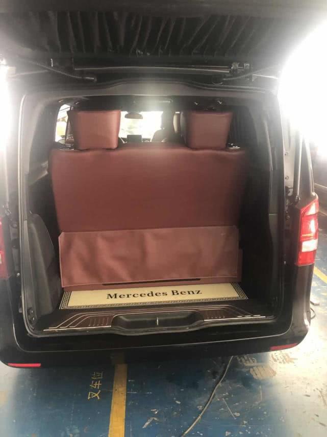 奔驰V260推出金属红内饰升级,舒适与实用并重的豪华MPV