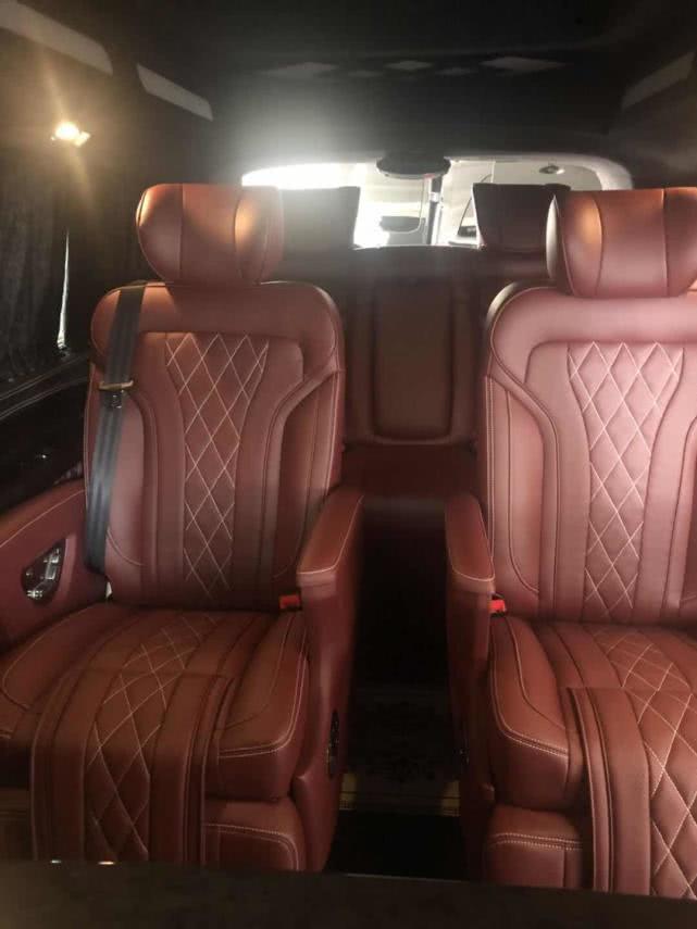 奔驰V260推出金属红内饰升级,舒适与实用并重的豪华MPV