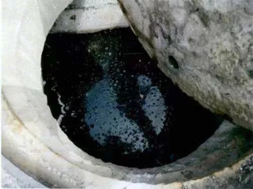 被污染的雨水窖井。本文图片均来自“上海铁路运输检察院”微信公众号