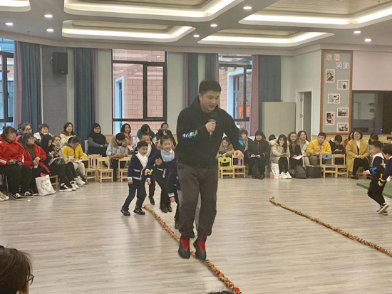 1月10日,浙江省建德市航头中心幼儿园教师郑文聪在进行幼儿园大班健康活动《稻绳爬爬乐》。郑文聪供图
