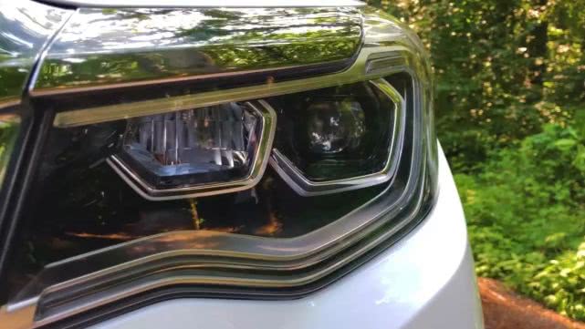 售价40万,红旗旗舰SUV-HS7能赶上二线豪华品牌吗?| 车评