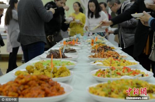 资料图:2016年12月,兰州市某幼儿园举行家长品尝会,让家长们亲身见识幼儿园的伙食标准。图片来源:视觉中国