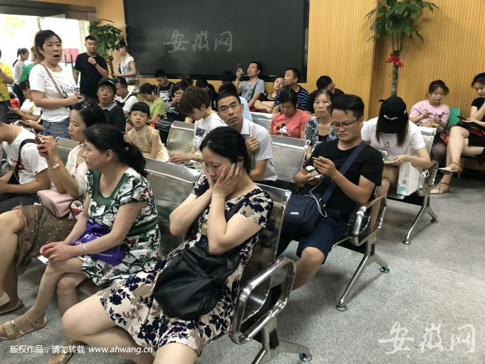 合肥办社保卡需排队数小时 人社局：正改进