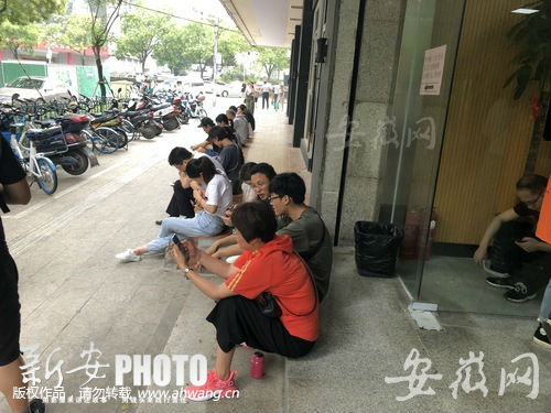 合肥办社保卡需排队数小时 人社局：正改进