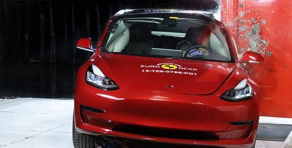 特斯拉Model 3欧洲撞击测试5颗星 谁说电动车不安全?