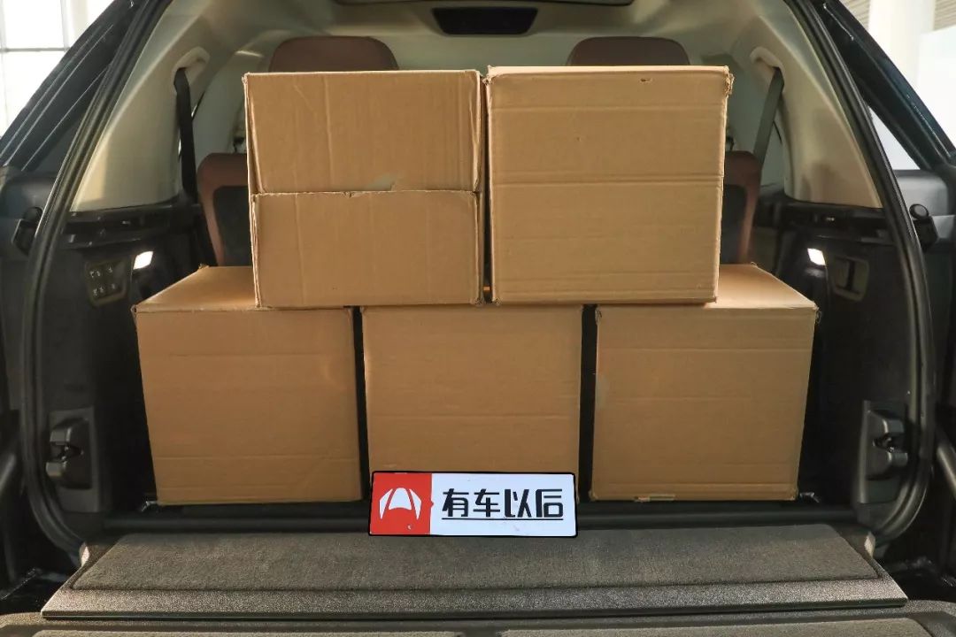 宝马最新旗舰SUV,售价比保时捷卡宴贵,空间比奔驰GLS还大