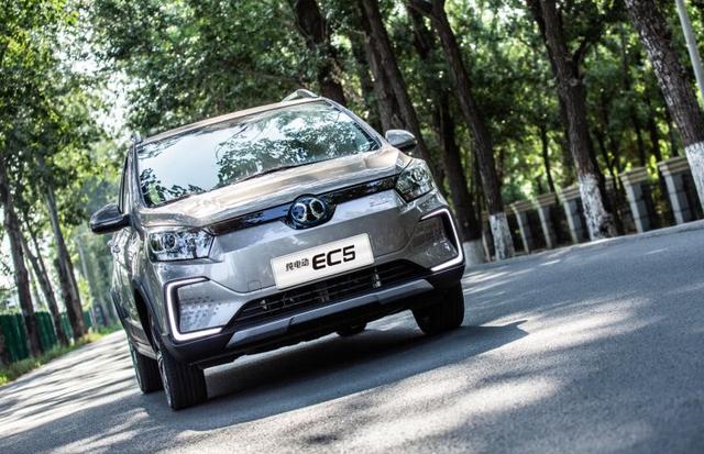 推3款车型续航达403km,北汽新能源EC5上市,补贴后9.99万起售