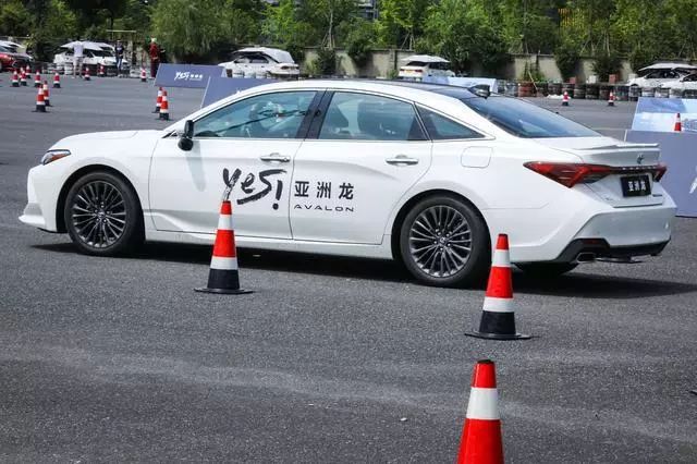 开着近5米长的亚洲龙在场地做激烈驾驶,它的极限有多高?