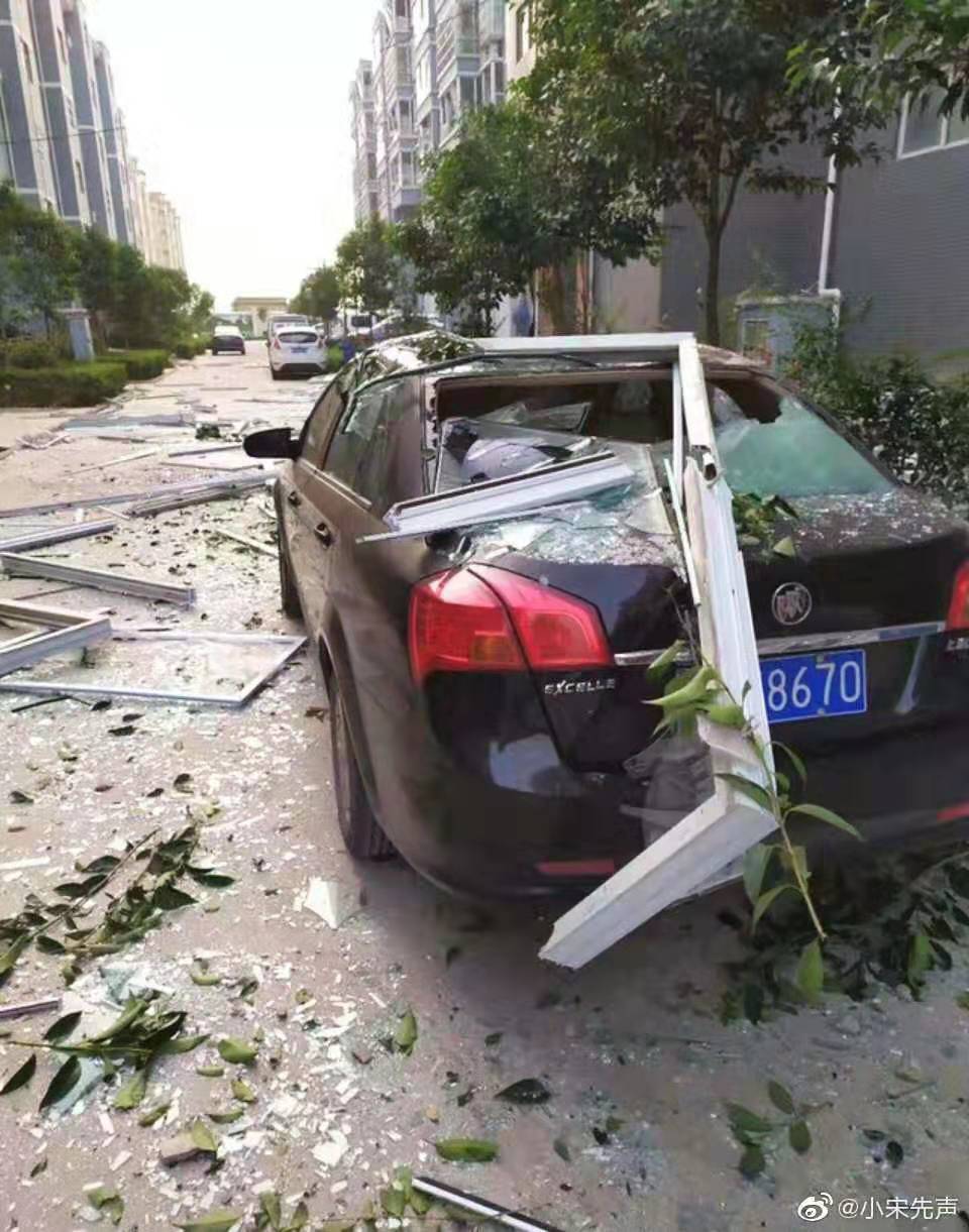 事发地约5公里外的居民楼,窗框和破碎玻璃散落一地。 受访者供图