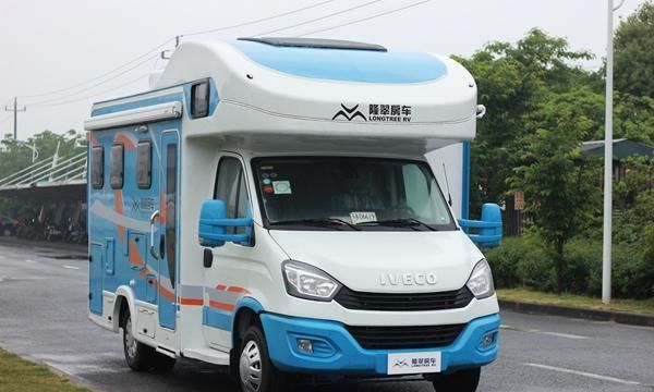 隆翠雪峰双拓C型房车 一款看似简单而不简单的房车