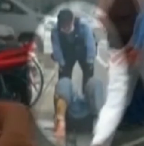 纵火案嫌疑人在距建筑物一百米左右的地方被警方控制,当时身上已烧伤严重,后被送往医院。