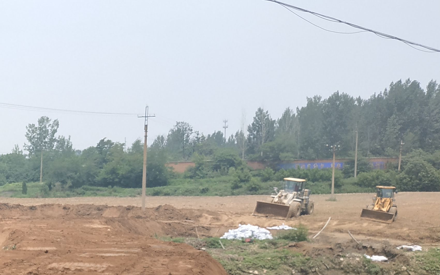 　　爆炸事故后，当地有厂区出现污水外泄，挖掘机正在挖土作业。新京报记者 刘名洋 摄