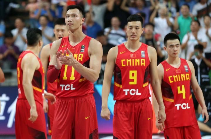 李楠担任男篮主教练后首度亮相 中国男篮红蓝两队模式结束图片