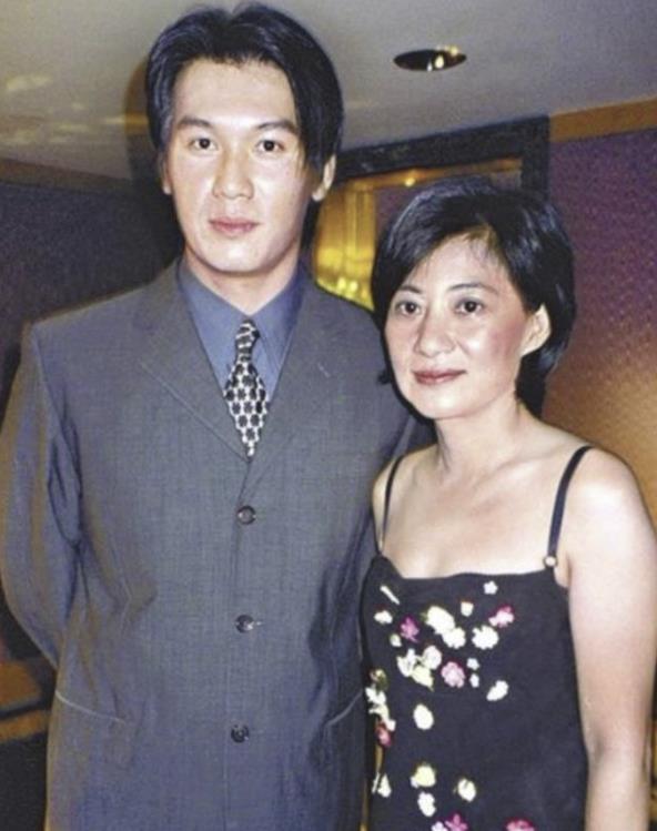 48岁港星甄志强全面复出，曾是最帅展昭，六字祝福72岁前女友
