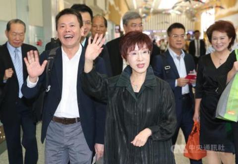 前国民党主席洪秀柱(前右) (资料图 图源:台湾“中央社”)