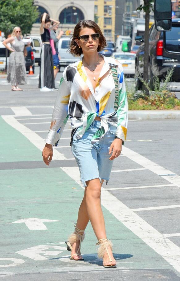 新西兰超模格鲁吉亚·福勒现身纽约，她有着如花的娇艳