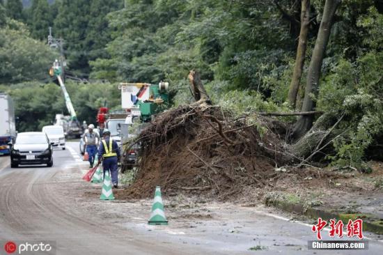 资料图:当地时间2019年7月4日,日本南部九州地区遭遇持续暴雨。图为鹿儿岛县曾于市当地暴雨引发山体滑坡。