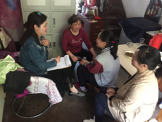 黄学娟老师与郭丰年老师在随迁子女家中进行家访。合肥市六十一中供图