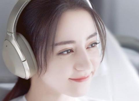 车模“撞脸”迪丽热巴，职业微笑让人沉醉，网友：C位出道吧