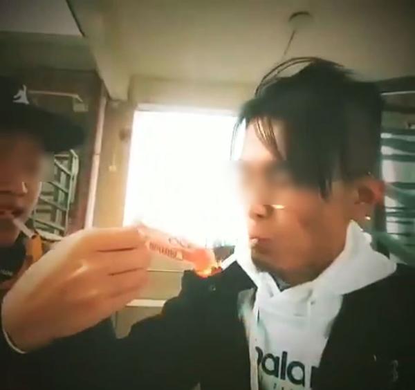 一网络主播在直播中用人民币点烟？回应：是假币