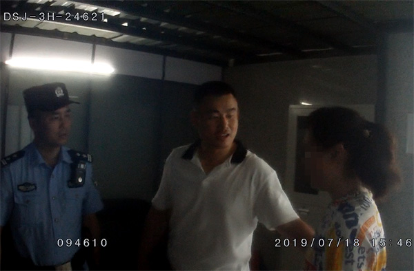 查获吸毒女现场 本文图均为 长沙铁路公安处 供图