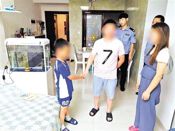 因未做作业被父亲责打 9岁男孩报警：我被家暴了