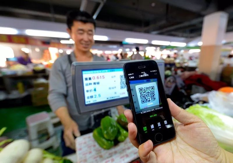 ▲资料图片:在河北省邯郸市复兴区豪亿智慧便民市场,消费者在扫码支付购买蔬菜。(新华社)