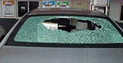 挡风玻璃被砸保险公司不赔？内部人员透露：因为你说了个“是”字