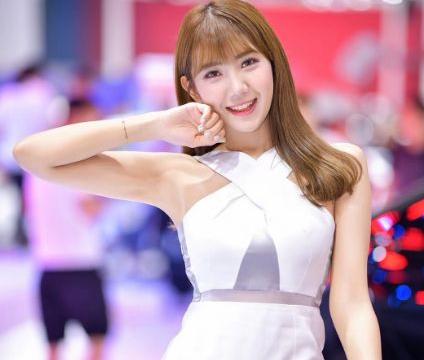 “学生裙”车模站台，甜美比心，奥迪想不火都难