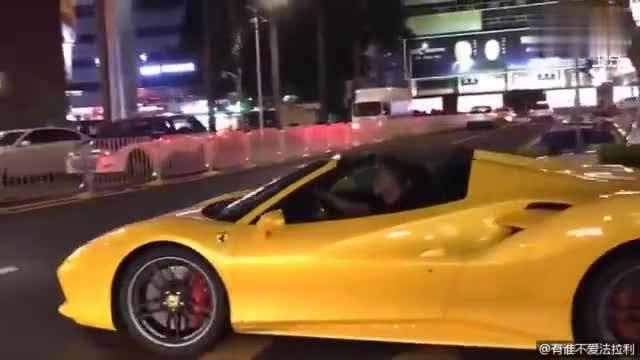 法拉利488上路自带光环。旁边车辆见了，都让路。