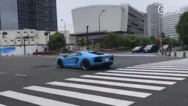 一辆咆哮的超跑，不踩油门怎么对得起兰博基尼的威名呢！