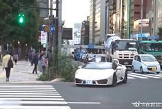街拍拥有超炸声浪的超跑兰博基尼，路上的行人纷纷驻足观看！