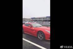 近距离欣赏超跑法拉利，我的视线已经不能离开它了。