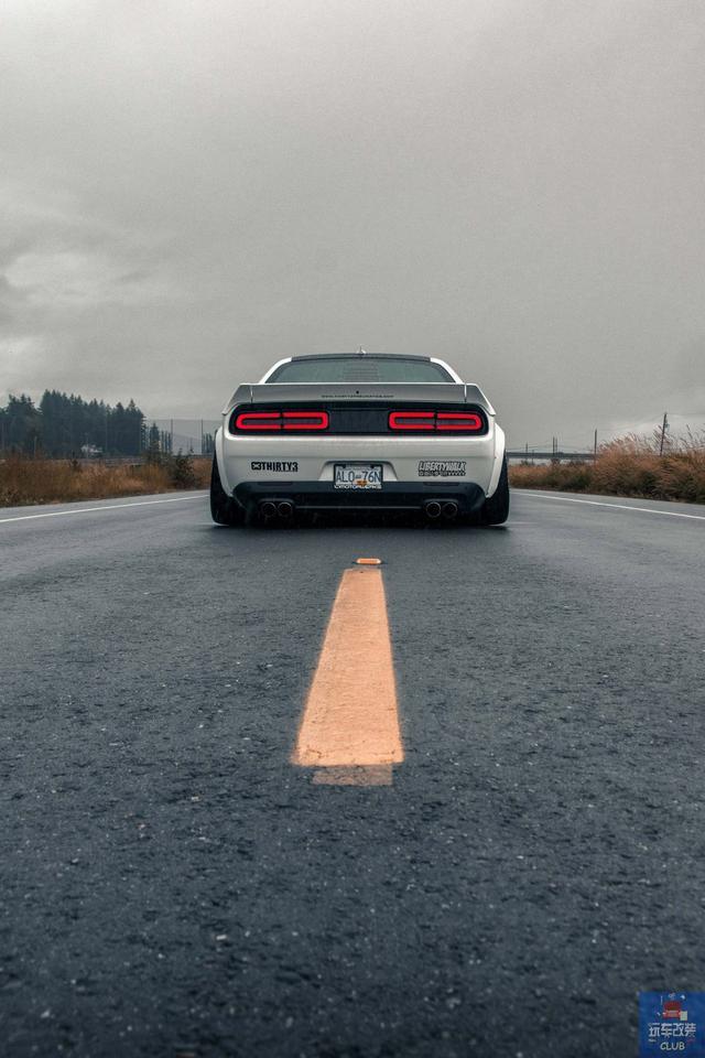 一辆“宽上加宽”的道奇Dodge挑战者Challenger!