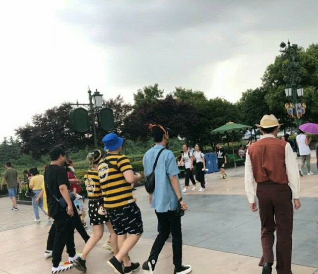 肖战：为了你我出道4年都不敢碰女人，凌晨你却把我独自丢在机场