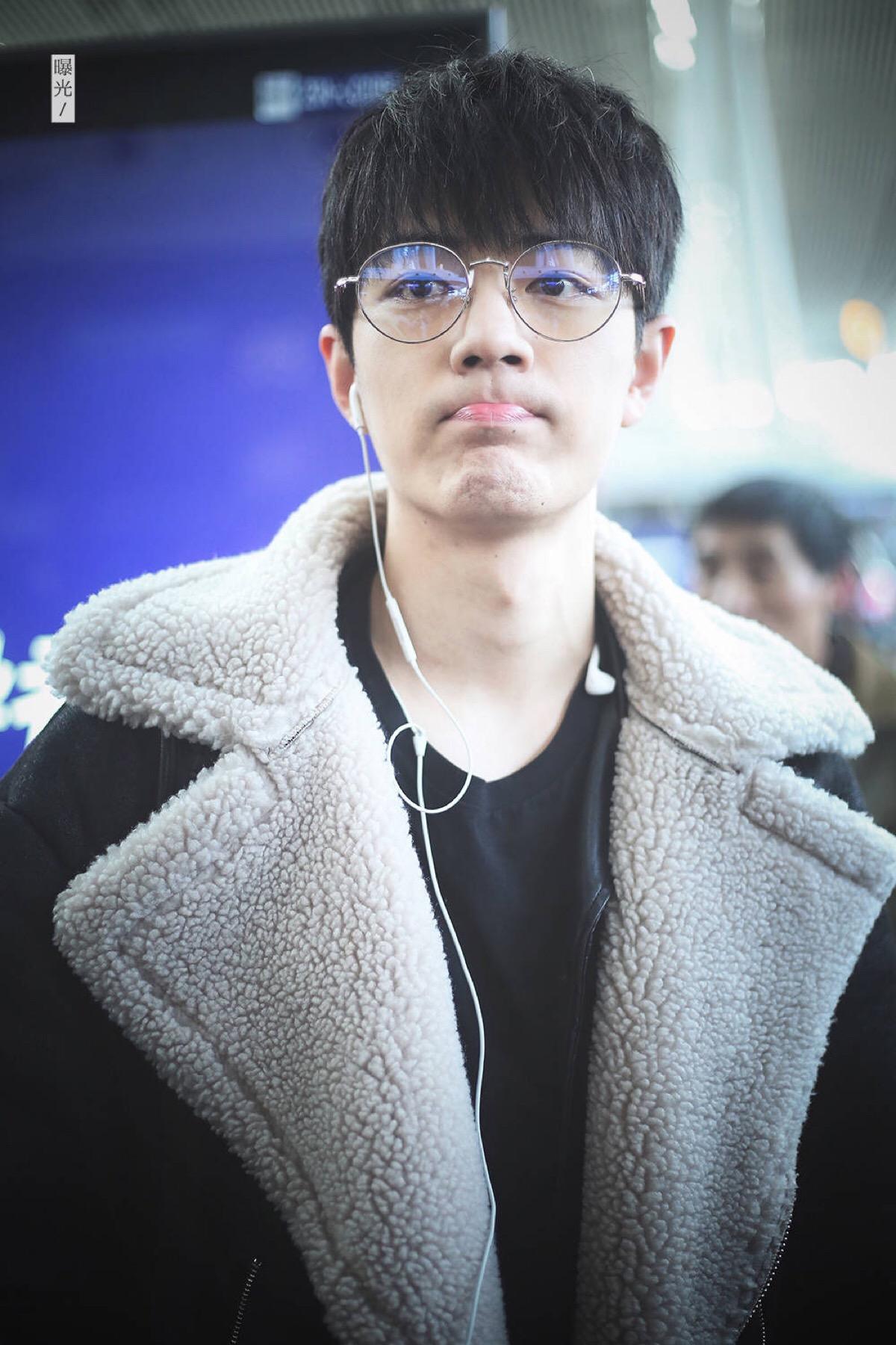 肖战：为了你我出道4年都不敢碰女人，凌晨你却把我独自丢在机场