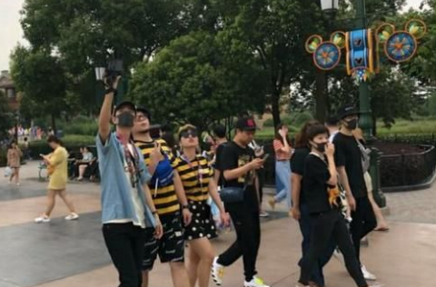 肖战：为了你我出道4年都不敢碰女人，凌晨你却把我独自丢在机场