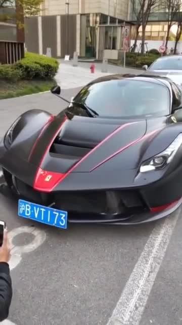 法拉利超跑，这个造型真是帅炸了。