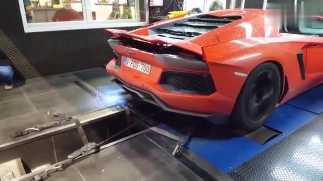 兰博基尼测试，火都跑出来了！这是得有多大的摩擦力啊。